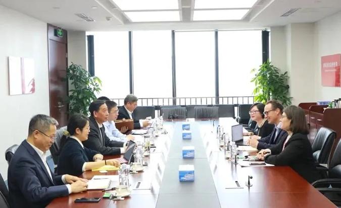  Li Xinhua Meets with Thomas Guillot, CEO of Global Cement and Concrete Association